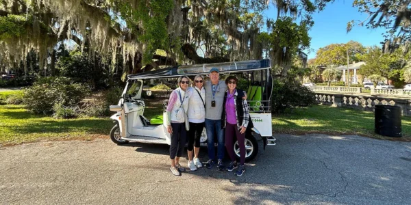 Group of tour goers on a jacksonville sightseeing tour with Go Tuk'n